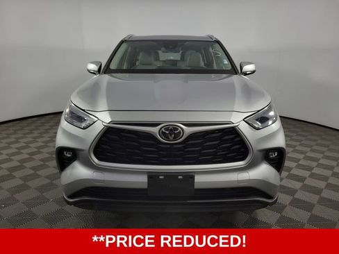 Used 2022 Toyota Highlander XLE image 2