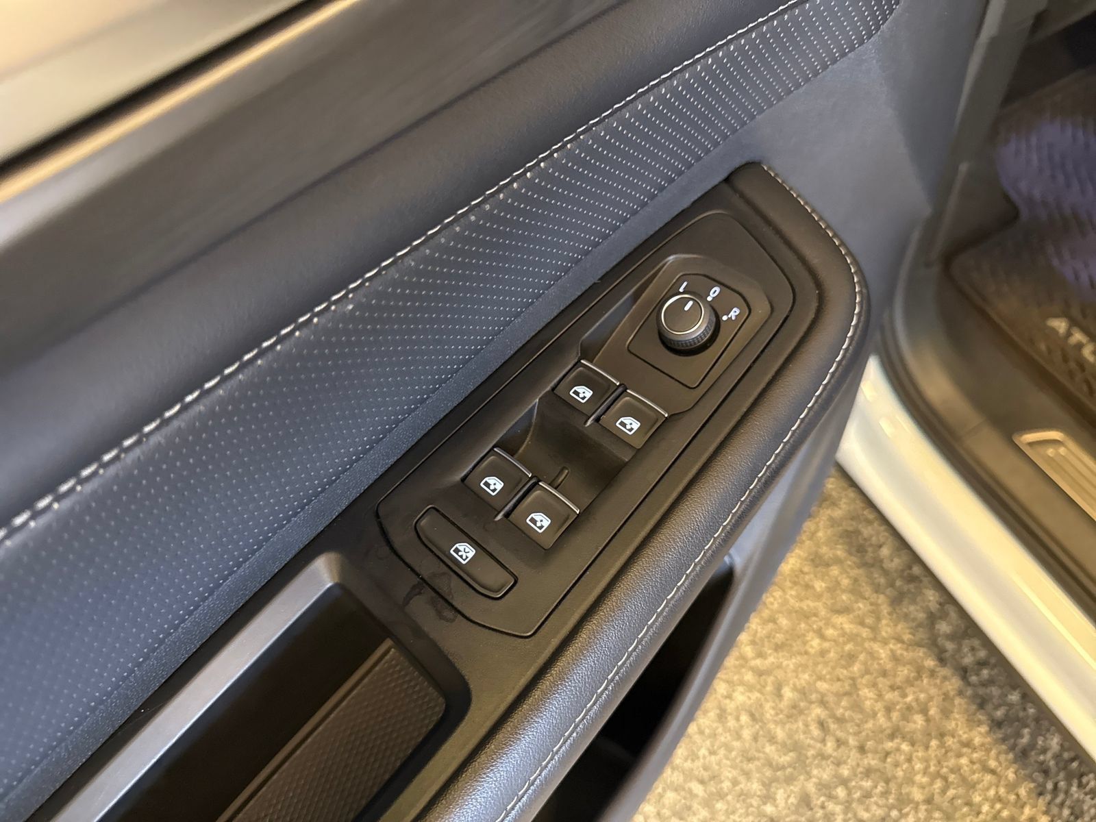 Certified 2024 Volkswagen Atlas Cross Sport SE AWD/4WD image 12