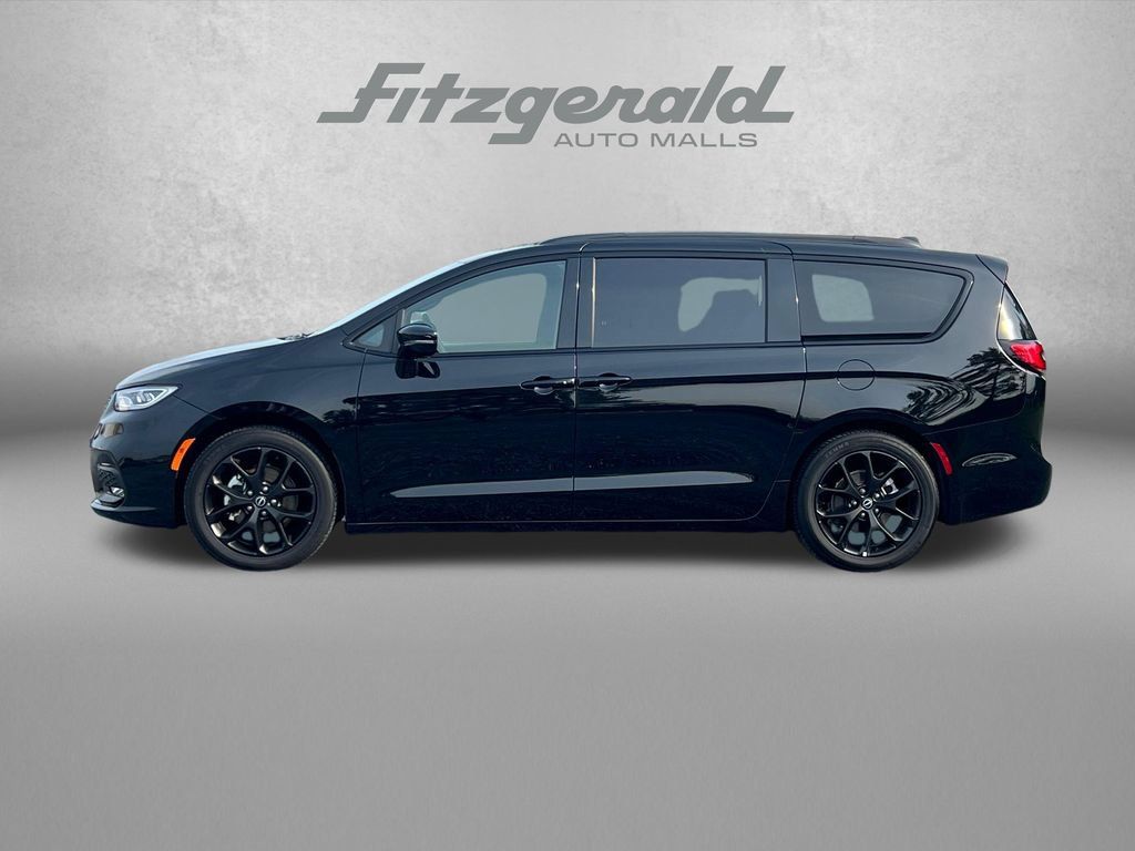 Used 2025 Chrysler Pacifica Limited FWD image 5
