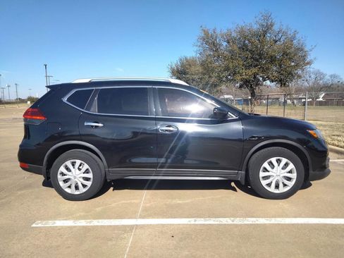 Used 2017 Nissan Rogue S w/ Appearance Package image 4