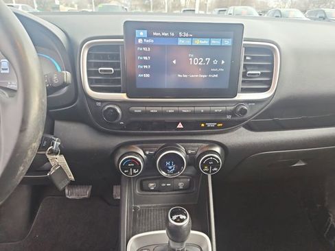 Used 2023 Hyundai Venue SEL image 18