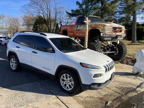 Used 2016 Jeep Cherokee Sport image 2