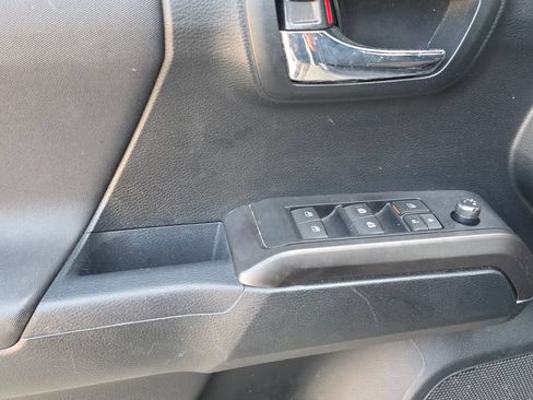 Used 2017 Toyota Tacoma TRD Sport w/ Premium & Technology Package RWD image 11
