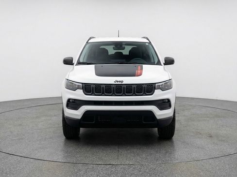 Used 2025 Jeep Compass Trailhawk image 2