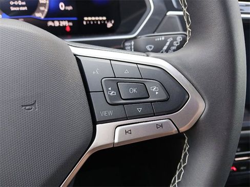 Used 2024 Volkswagen Tiguan SE w/ Panoramic Sunroof Package image 19