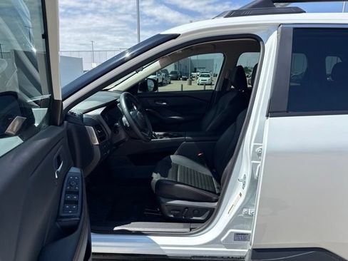 Used 2025 Nissan Rogue SV AWD/4WD image 17