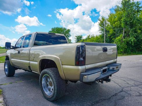 Used 2004 Chevrolet Silverado 2500 LS w/ Heavy-Duty Power Package AWD/4WD image 5