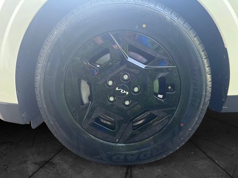 Used 2025 Kia Carnival FWD image 14