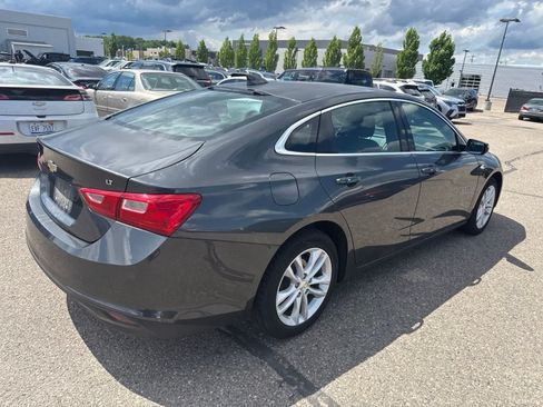 Used 2017 Chevrolet Malibu LT FWD image 3