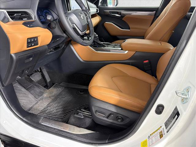 Used 2024 Toyota Highlander Platinum FWD image 11