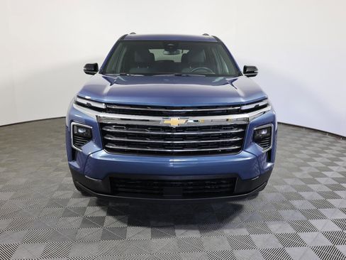 Used 2025 Chevrolet Traverse LT image 2