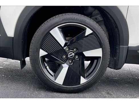 Used 2025 Nissan Kicks SR FWD image 9