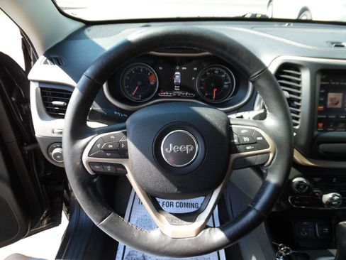 Used 2017 Jeep Cherokee Limited FWD image 13