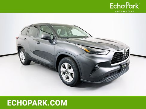Used 2024 Toyota Highlander LE image 1