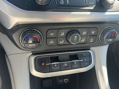 Used 2022 GMC Acadia SLT image 17