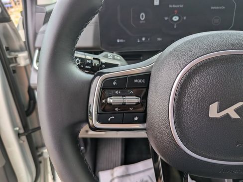 Certified 2025 Kia Carnival SX FWD image 32