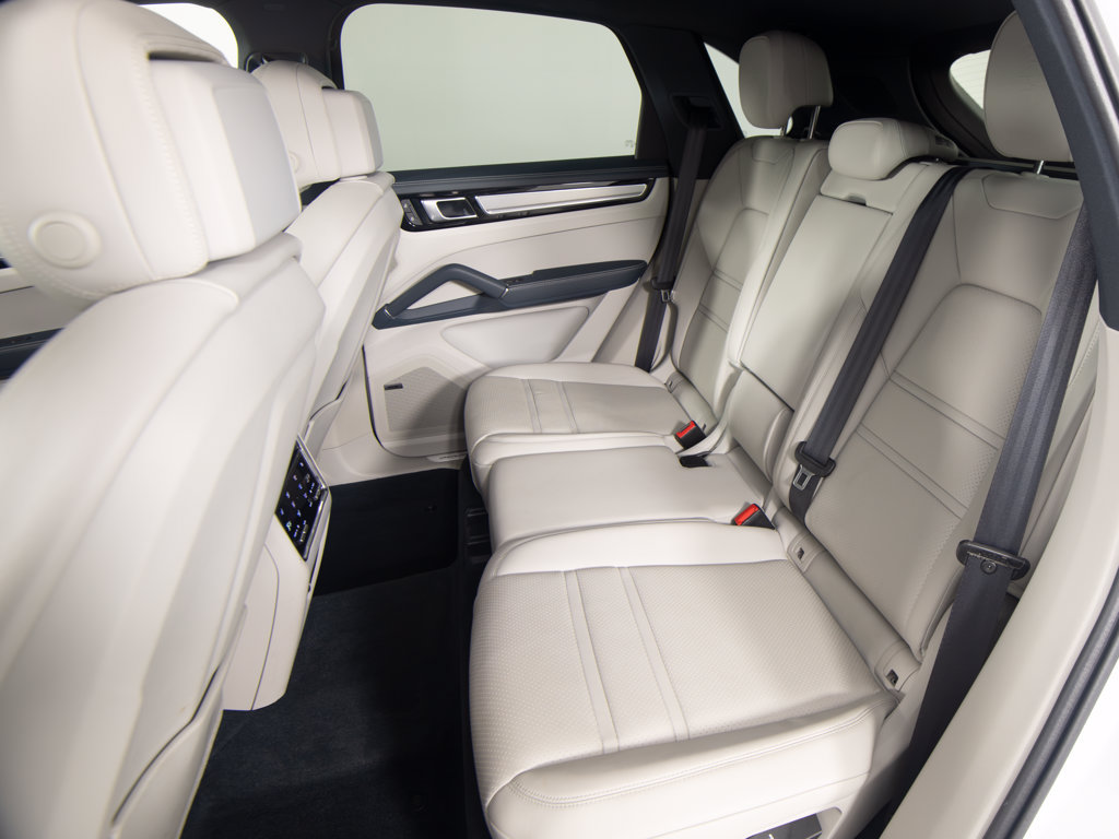 Certified 2023 Porsche Cayenne S Platinum AWD/4WD image 36