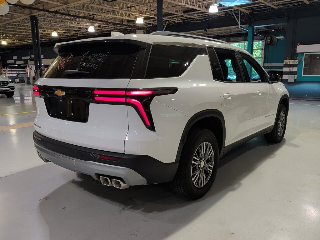 Used 2026 Chevrolet Traverse LT FWD image 9