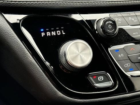 Used 2021 Chrysler Pacifica Touring-L w/ Uconnect Theater Family Group AWD/4WD image 16