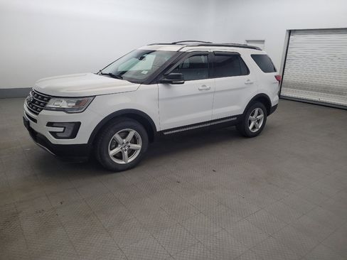 Used 2017 Ford Explorer XLT w/ Equipment Group 202A AWD/4WD image 2