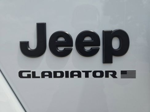 Used 2023 Jeep Gladiator Overland AWD/4WD image 11
