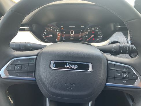 Used 2025 Jeep Compass Latitude w/ Sun & Sound Group AWD/4WD image 14