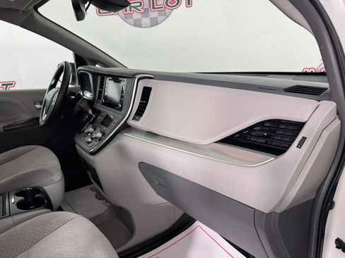 Used 2019 Toyota Sienna LE AWD/4WD image 12