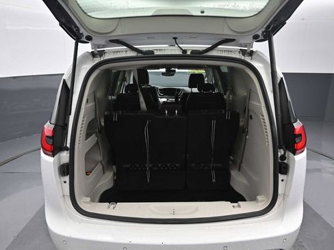 Used 2024 Chrysler Pacifica Touring-L FWD image 26