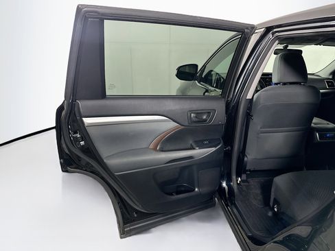 Used 2015 Toyota Highlander LE image 24