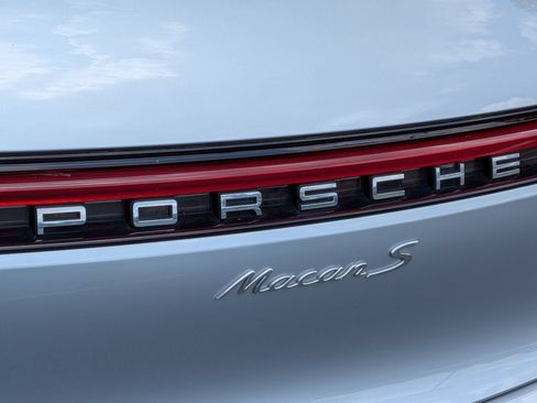 Certified 2022 Porsche Macan S AWD/4WD image 23