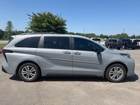 Used 2023 Toyota Sienna XSE AWD/4WD image 3