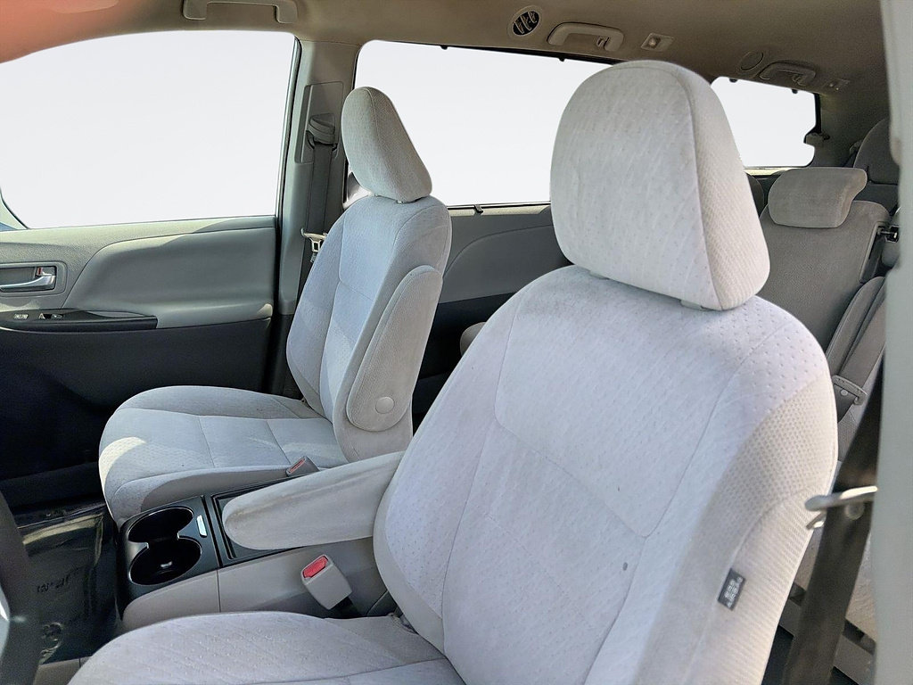 Used 2020 Toyota Sienna LE w/ Carpet Mat Package FWD image 23