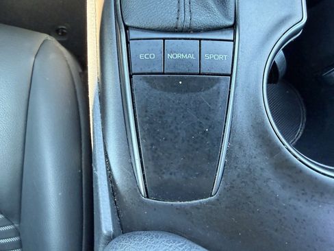 Used 2022 Toyota Camry SE w/ Carpet Mat Package (TMS) image 26