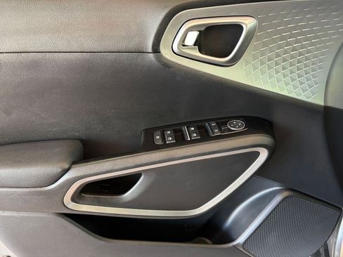 Used 2025 Kia Soul LX w/ LX Technology Package FWD image 18