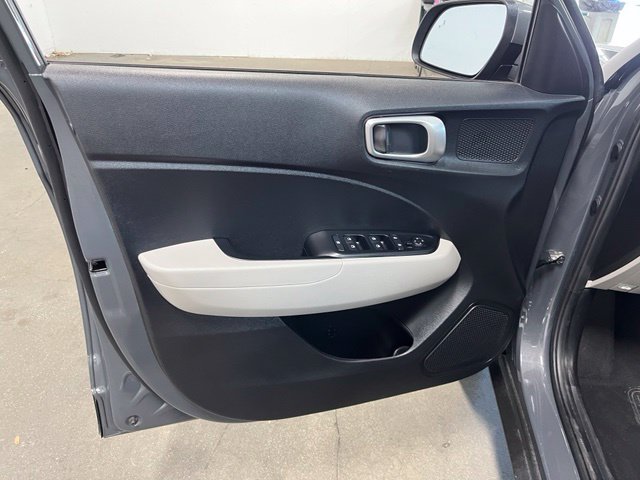 Used 2025 Hyundai Venue SEL FWD image 25