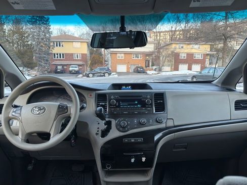 Used 2012 Toyota Sienna LE FWD image 28