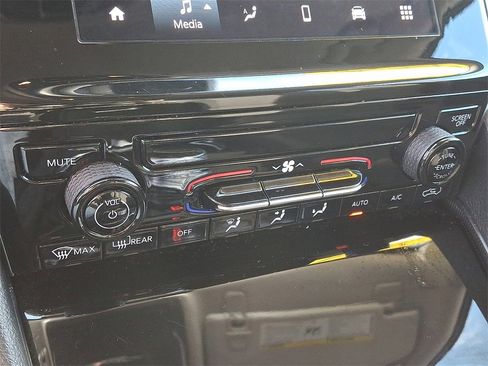 Used 2024 Jeep Grand Cherokee L Laredo image 15