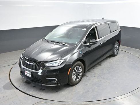 Used 2023 Chrysler Pacifica Touring-L FWD image 37