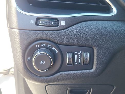 Used 2022 Jeep Cherokee Trailhawk AWD/4WD image 26