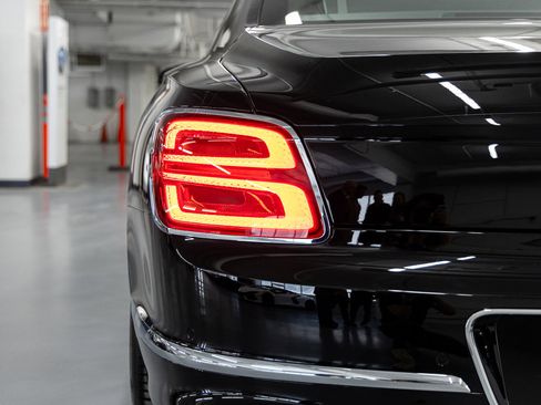 Used 2023 Bentley Flying Spur V8 image 17