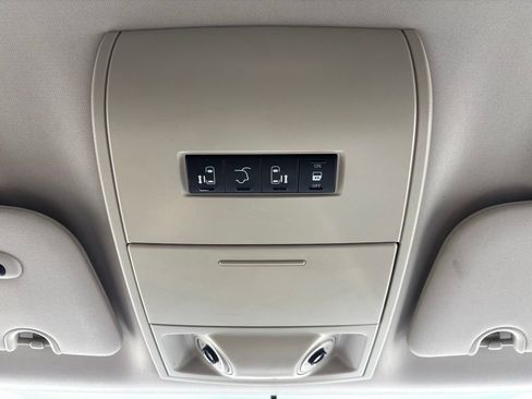 Used 2016 Chrysler Town & Country Touring FWD image 34