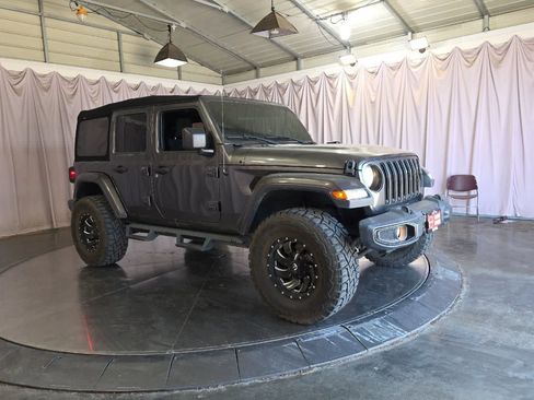 Used 2019 Jeep Wrangler Unlimited Sahara AWD/4WD image 10
