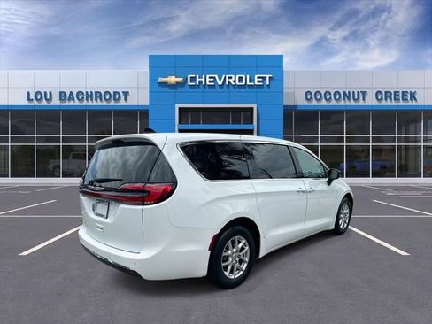 Used 2024 Chrysler Pacifica Touring FWD image 8