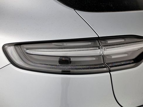 Certified 2025 Porsche Macan image 14