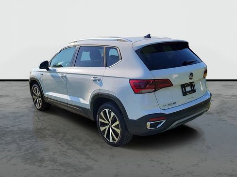 Used 2024 Volkswagen Taos SE FWD image 3