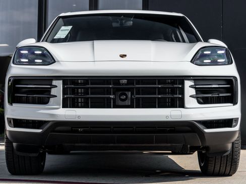 Certified 2025 Porsche Cayenne image 8