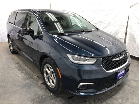 Certified 2024 Chrysler Pacifica Limited w/ Trailer Tow Group FWD image 4