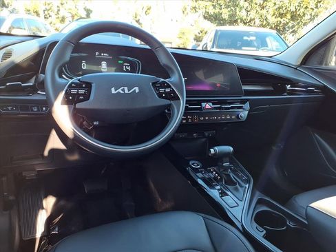 Certified 2025 Kia Niro EX image 13