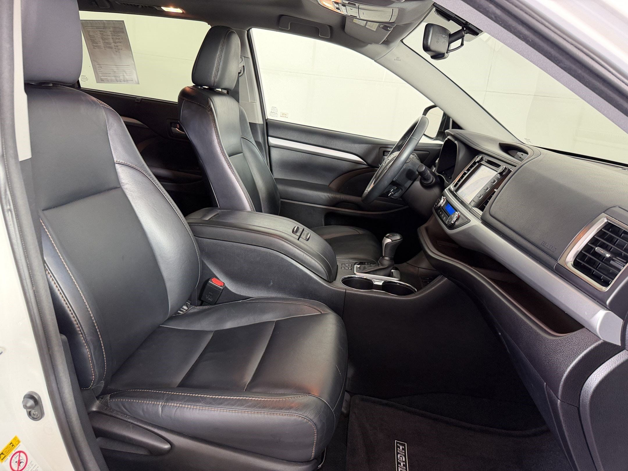 Used 2016 Toyota Highlander XLE AWD/4WD image 25