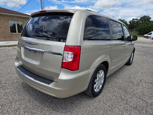 Used 2016 Chrysler Town & Country Touring FWD image 5